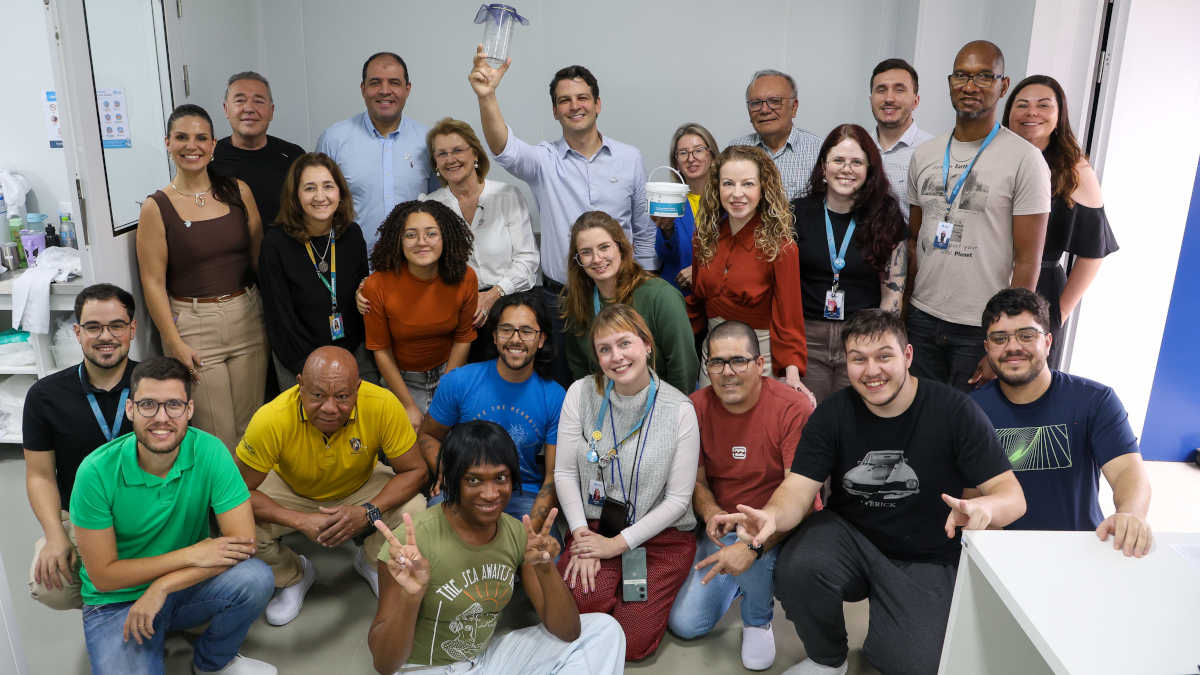 Prefeito visita biofábrica que produz mosquitos com bactéria para combater dengue em Curitiba